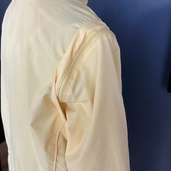 Izod buttercream mesh lined drawstring back convertible to vest golf jacket. Med - Picture 5 of 11